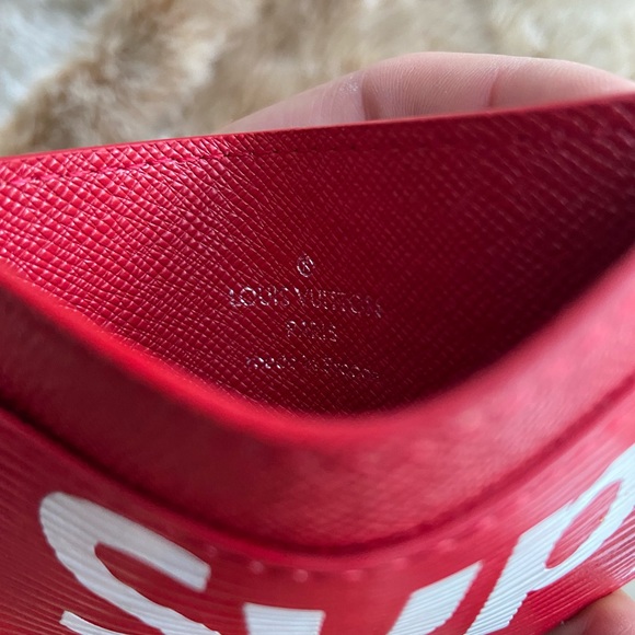 Brand New Supreme Louis Vuitton EPI cardholder - Picture 3 of 3